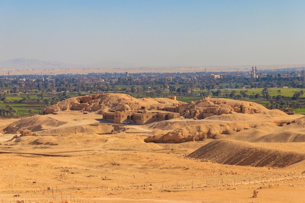 Sitio arqueológico cerca del templo de Hatshepsut en Deir elBahri Excavaciones del antiguo Egipto en la Ribera Occidental del Nilo cerca de Luxor, la antigua Tebas en Egipto