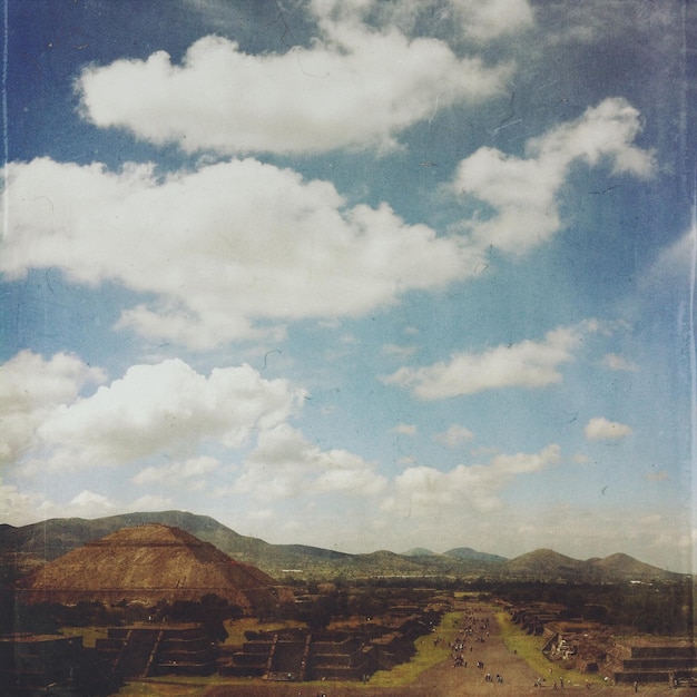 Sitio arqueológico contra el cielo