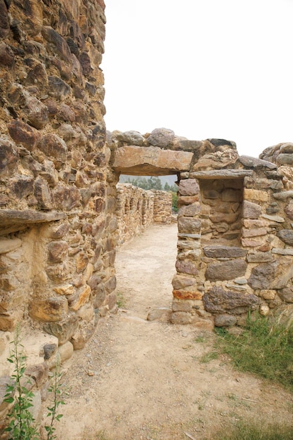 Foto sítio arqueológico inca de qelloraqay na cidade de ollantaytambo, cusco, peru