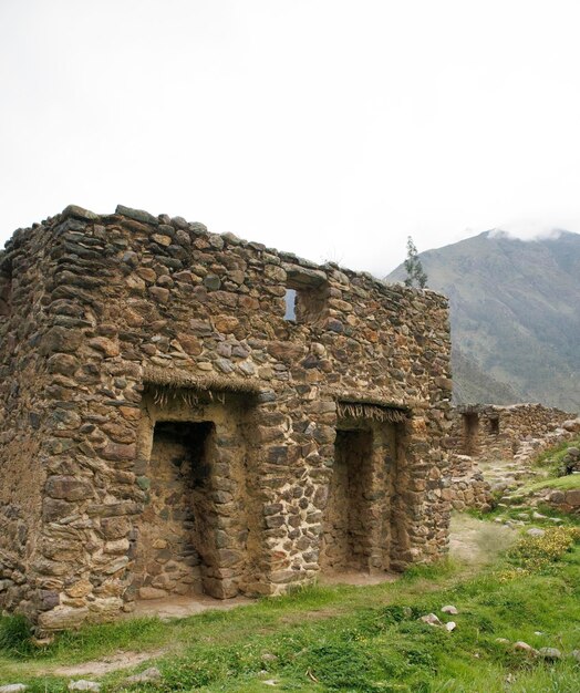 Foto sítio arqueológico inca de qelloraqay na cidade de ollantaytambo, cusco, peru