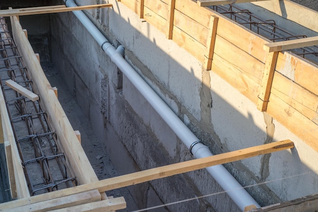 Sitio de cimentación de nuevos detalles de construcción y refuerzos con barras de acero y alambrón en cubiertas de madera que se preparan para el vertido de cemento