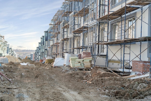 Un sitio de construcción de apartamentos de construcción, negocios de trabajo industrial.