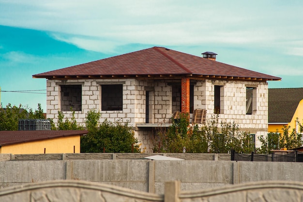 Sitio de construcción de una casa en construcción hecha de bloques de hormigón de espuma blanca Construcción de un nuevo marco de casa