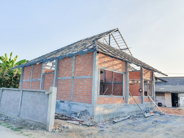 Sitio de construcción de la casa Utilice ladrillos rojos como pared. Con estructura de techo de acero Pilar de hormigón.
