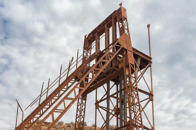 Un sitio de construcción con un cielo azul y nubes en el fondo