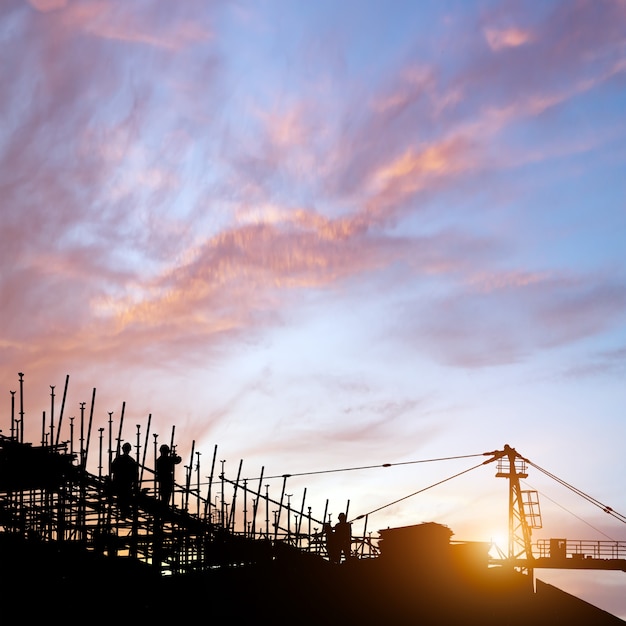 El sitio de construcción del cielo bajo el fondo del cielo