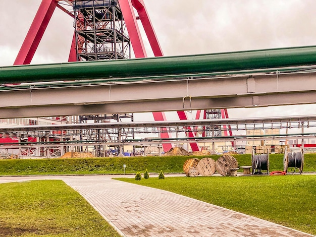 Sitio de construcción de un complejo industrial que construye una mina para la minería en todo el mundo verde