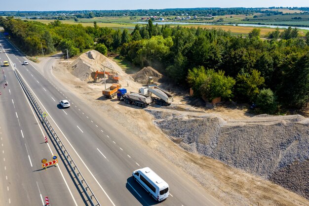 Sitio de construcción. Construcción de una planta para la producción de asfalto. Maquinaria pesada en carretera.