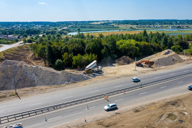 Sitio de construcción. Construcción de una planta para la producción de asfalto. Maquinaria pesada en carretera.