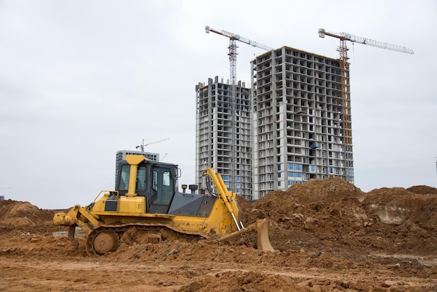 Sitio de construcción contra el cielo