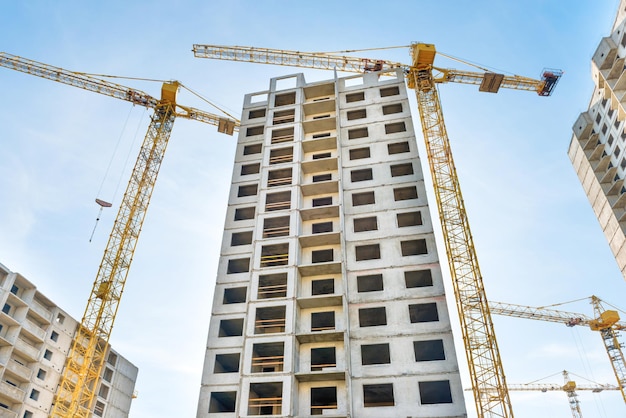 Sitio de construcción con edificios y grúas industriales.