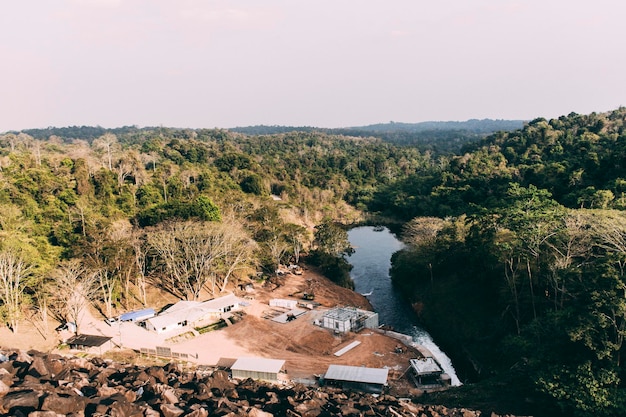 El sitio de construcción está adyacente a la fuente de agua en medio de la naturaleza.