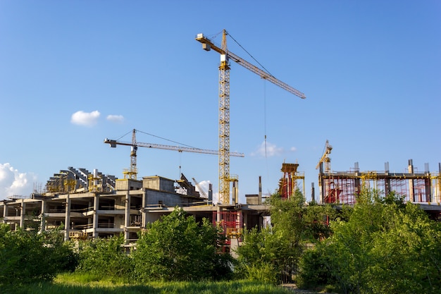 Sitio de construcción con grúa y edificio.