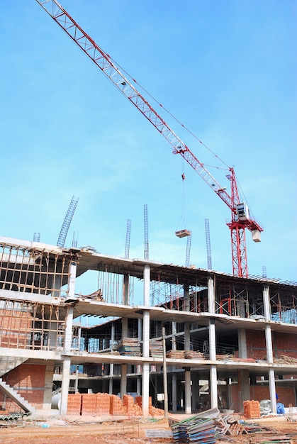 Sitio de construcción con grúa y edificio