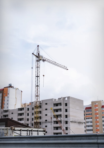 Sitio de construcción de grúas y edificios. Efecto vintage procesado de imagen filtrada.