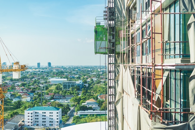 Sitio de construcción. Grúas de elevación y nuevos edificios de varios pisos.