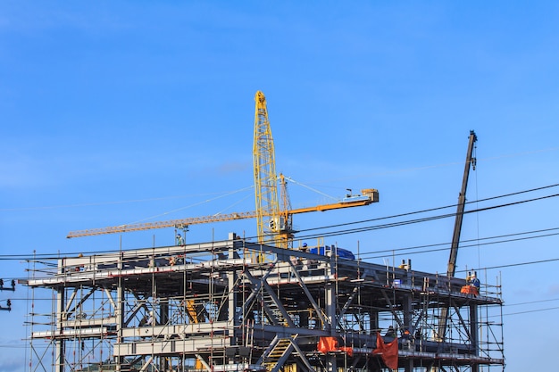 Foto sitio de construcción con grúas en el puerto de carga.