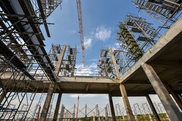 Foto sitio de construcción con grúas