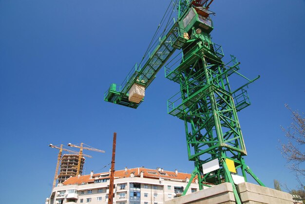 Sitio de construcción con grúas