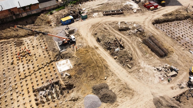 Sitio de construcción industrial ocupado de foto aérea.