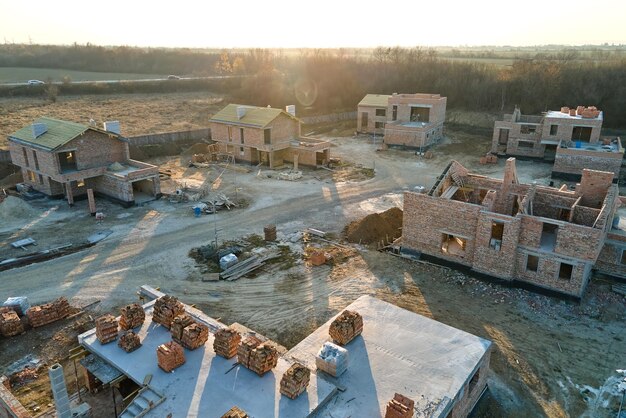 Sitio de construcción industrial en zona rural con casas residenciales en construcción para futura venta o arrendamiento Concepto de desarrollo inmobiliario