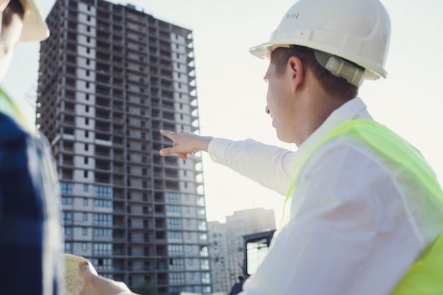 Sitio de construcción y un ingeniero