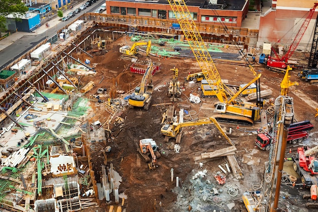 Sitio de construcción con maquinaria en Nueva York