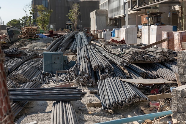 Sitio de construcción con materiales al aire libre para la construcción de torres