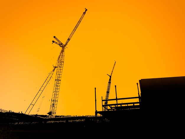 Sitio de construcción del nuevo edificio comercial. Construcción de estructura de acero.