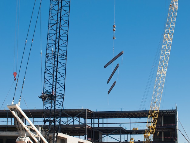 Sitio de construcción del nuevo edificio comercial. Construcción de estructura de acero.