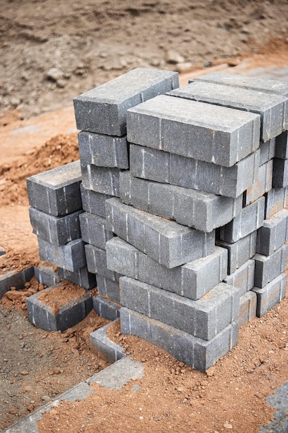 El sitio de construcción presenta ladrillos grises apilados dispuestos para el proyecto de construcción
