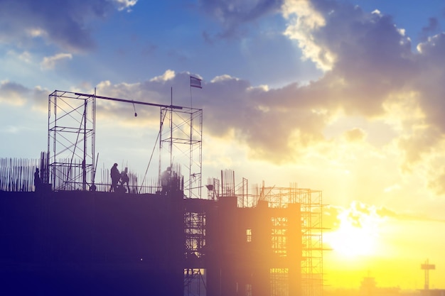 Sitio de construcción de siluetas en el cielo del atardecer