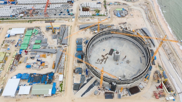 Sitio de construcción de tanques de petróleo de refinería de vista aérea