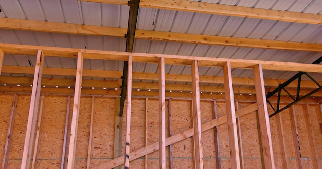 Sitio de construcción en el techo de metal de un centro de almacén en el marco del edificio de almacenamiento