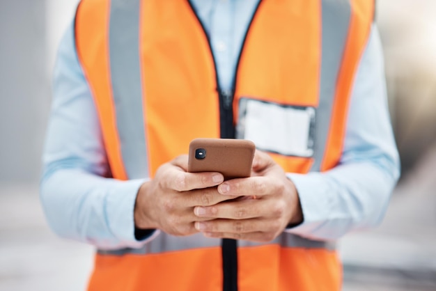 Sitio de construcción de teléfonos y búsqueda con las manos de la persona para arquitectura de ingeniería y comunicación Creación de redes sociales y aplicaciones móviles con el primer plano del contratista para contacto y redes