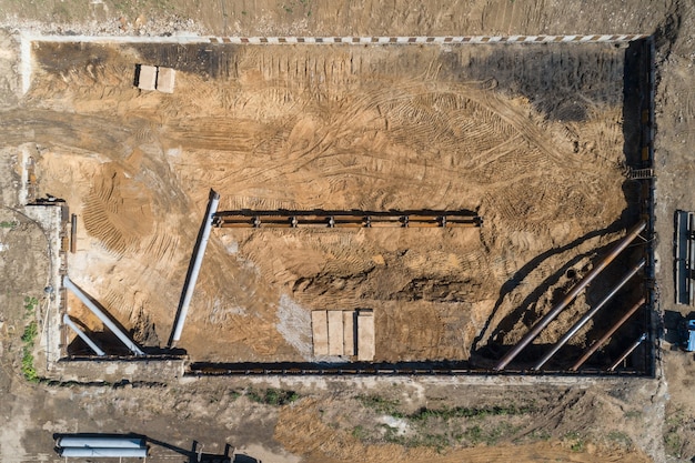 Sitio de construcción. Trabajos de construcción de ciclo cero. Pozo de la fundación