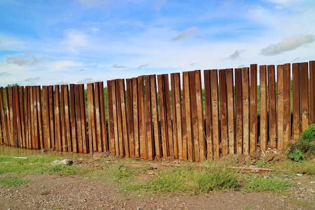 El sitio de construcción con la valla metálica.