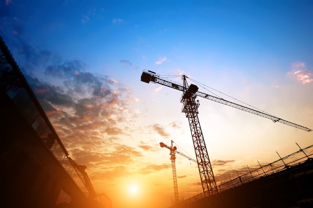 sitio de construcción con vista al atardecer