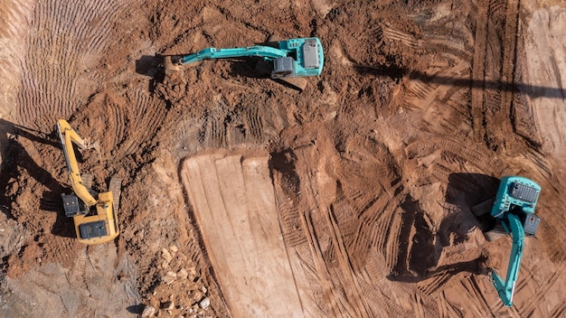 Sitio de construcción Vista superior aérea Rodillo de camino y cargador Excavadora Tractor y camión de nivelación del suelo