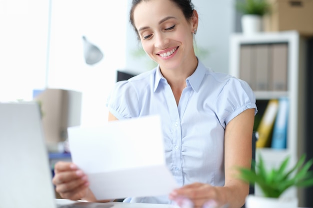 El sitio feliz de la niña milenaria se siente emocionado leyendo buenas noticias en la carta de papeleo postal disfrute