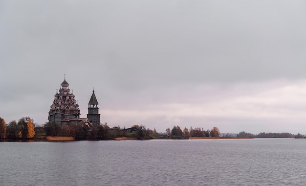 Sitio histórico de iglesias de madera de la isla de Kizhi Rusia paisaje otoñal al amanecer