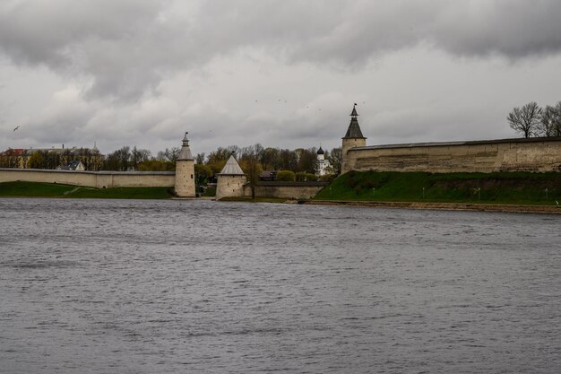 Sitio histórico en Pskov. Muralla de la fortaleza. Pskov Krom. Es un mal día.