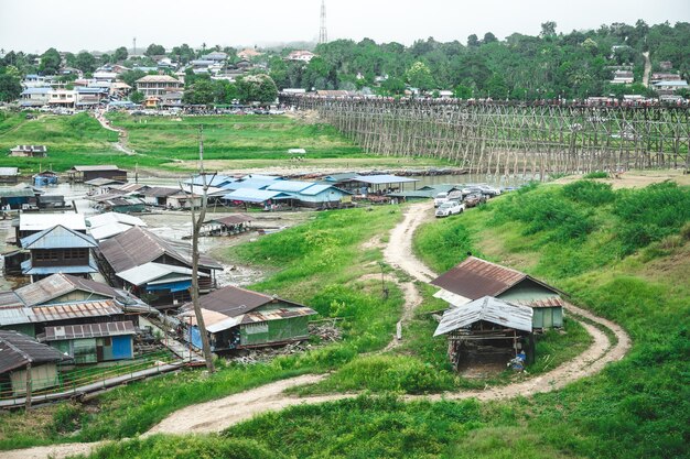 Sítio local da Tailândia, paisagem de campo verde