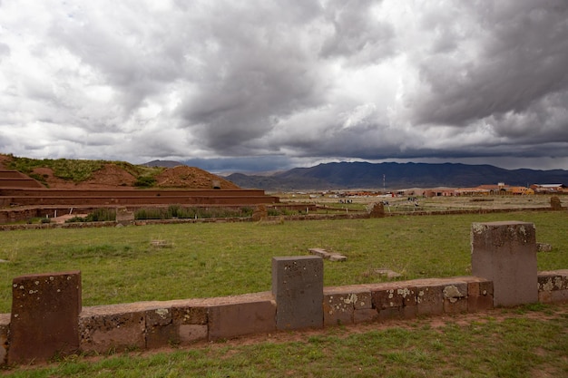 El sitio del Patrimonio Mundial de la UNESCO de Tiwanaku, un sitio pre-Inca cerca de La Paz en Bolivia, América del Sur
