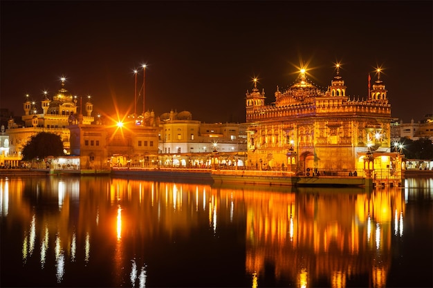 Sitio sagrado sij gurdwara Sri Harmandir Sahib también conocido como el Templo Dorado también Darbar Sahib iluminado por la noche en el estado de Amritsar Punjab India