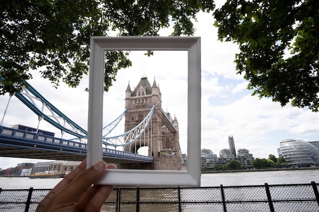 Sitio de visita detrás del marco de fotos