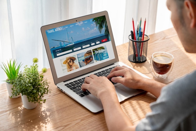 El sitio web de la agencia de viajes en línea para la búsqueda de moda y la planificación de viajes ofrece ofertas y paquetes para la reserva de vuelos, hoteles y giras