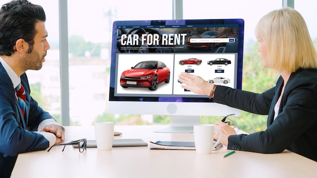 sitio web de alquiler de coches en la pantalla de la computadora para el turista para alquilar un coche para cómodamente