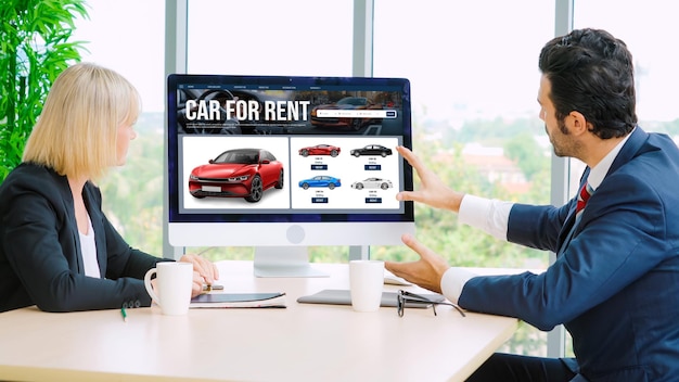 Sitio web de alquiler de coches en la pantalla de la computadora para turistas para alquilar un coche para cómodamente