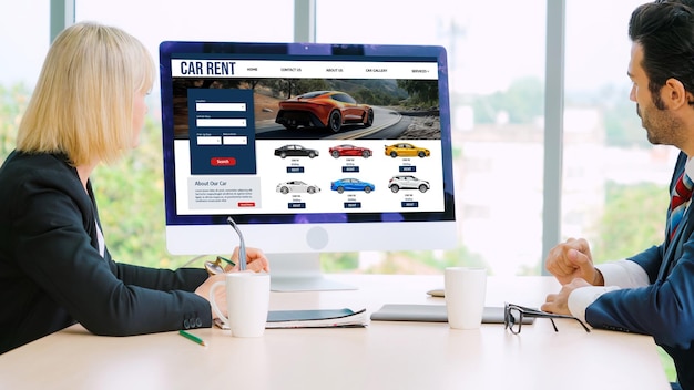 Sitio web de alquiler de coches en la pantalla de la computadora para turistas para alquilar un coche para cómodamente
